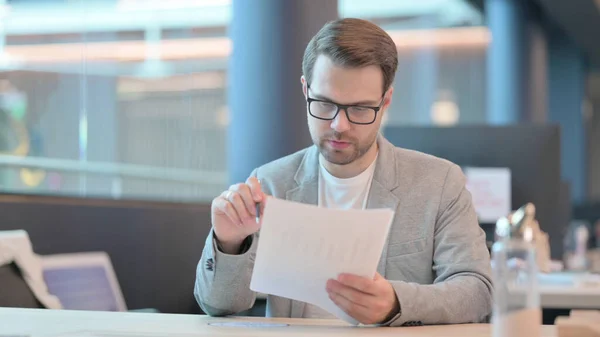 Ofiste Belgeleri Okuyan Genç Adam 