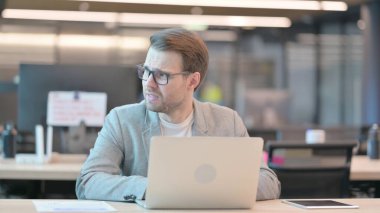 Dizüstü bilgisayarlı genç adam kayıp ve başarısızlığa uğruyor. 