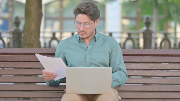Γραφειοκρατία στο Laptop by Man Sitting Outdoor — Φωτογραφία Αρχείου