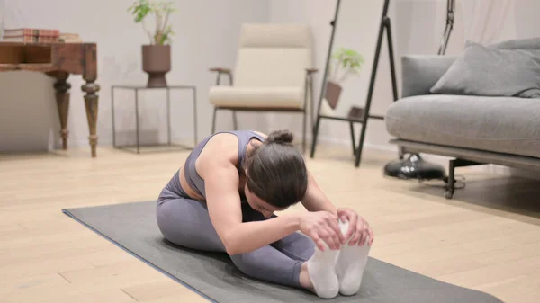 Ung indisk kvinna Stretching Body hemma — Stockfoto