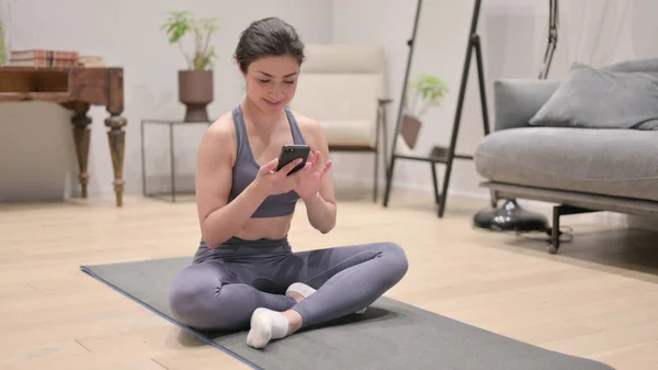 Giovane donna indiana utilizzando Smartphone a casa — Foto Stock