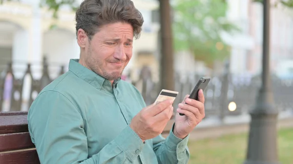 Starší dospělý muž s poruchou platby online na Smartphone — Stock fotografie