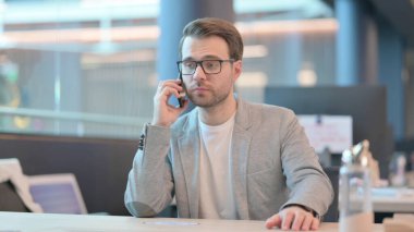 Ofiste Konuşan Genç Adam 