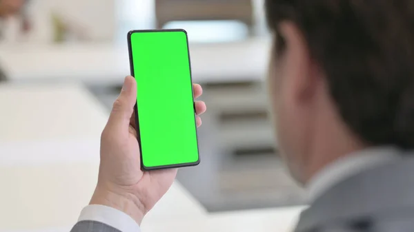 Podnikatel pomocí chytrého telefonu se zelenou obrazovkou Chroma — Stock fotografie