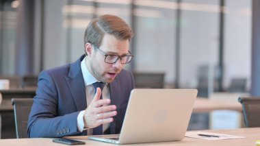 Dizüstü bilgisayarlı genç iş adamı Kayıp, Başarısız 