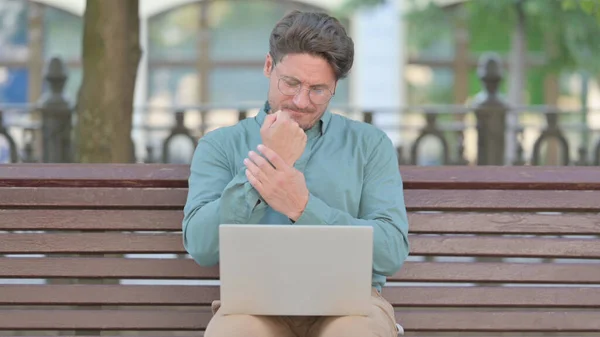 Homme ayant la douleur au poignet tout en utilisant sur ordinateur portable — Photo
