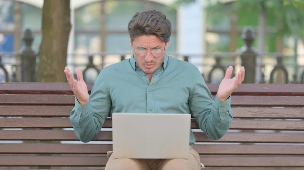 Homme réagissant à la perte tout en utilisant ordinateur portable en plein air — Photo