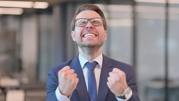 Retrato de Jovem Empresário de Sucesso Celebrando Vitória — Fotografia de Stock