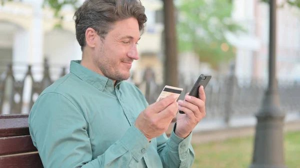 Reifer erwachsener Mann macht Online-Zahlung per Smartphone — Stockfoto
