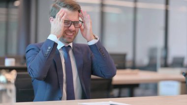 Genç İşadamı Modern Ofiste Baş Ağrısı çekiyor