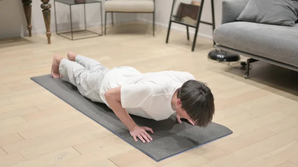 Ung asiatisk man gör Pushups hemma — Stockfoto