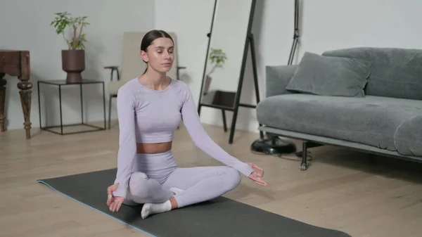 Retrato de una joven latina meditando en casa —  Fotos de Stock