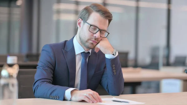 Ung affärsman tar en tupplur i det moderna kontoret — Stockfoto