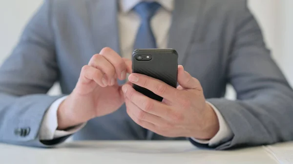 Nahaufnahme eines Geschäftsmannes mit Smartphone, Handy — Stockfoto