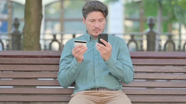 Man making Successful Online Payment with Smartphone — Stock fotografie