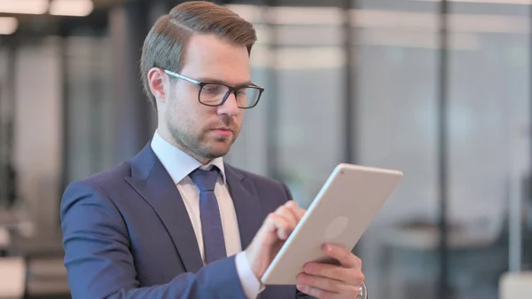 Portrait de jeune homme d'affaires utilisant la tablette numérique — Photo