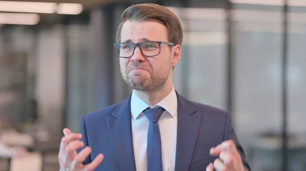 Retrato del joven empresario decepcionado que reacciona a la pérdida — Foto de Stock