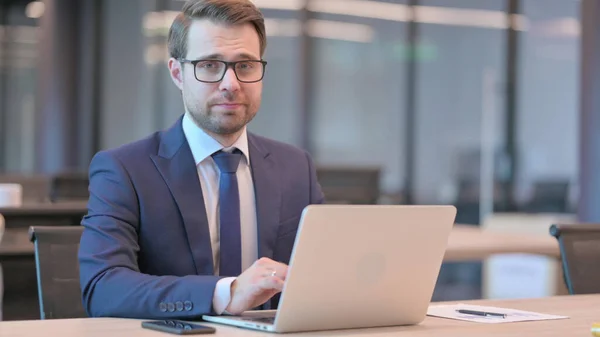 No Gesture by Head Skaka av ung affärsman på jobbet — Stockfoto