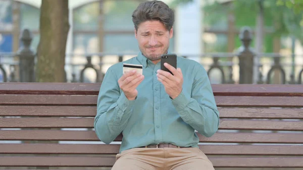 Ο άνθρωπος που έχει σε απευθείας σύνδεση αποτυχία πληρωμής στο Smartphone — Φωτογραφία Αρχείου