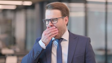 Uyuyan Genç İşadamı Esneme Portresi