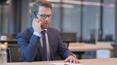Genç İşadamı Ofiste Telefonda Konuşuyor 