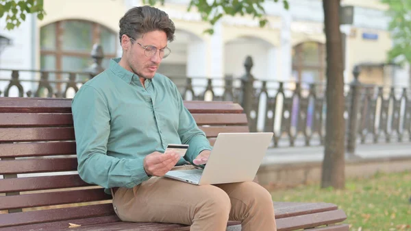 Mature Homme adulte Shopping en ligne sur ordinateur portable — Photo