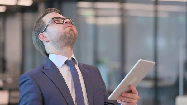 Retrato del joven empresario reaccionando a la pérdida en la tableta — Foto de Stock