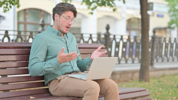 Video Call on Laptop by Outdoor Sitting Mature Ενηλίκων — Φωτογραφία Αρχείου