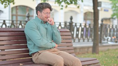 Olgun Yetişkin Adam Bankta otururken Kızgın Hissediyor 