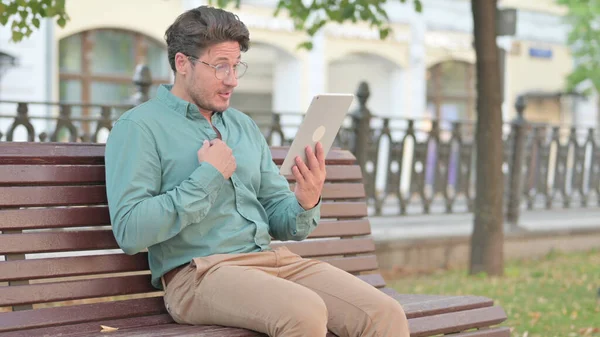 Reif erwachsen mann talking auf video anruf während sitting auf bank — Stockfoto