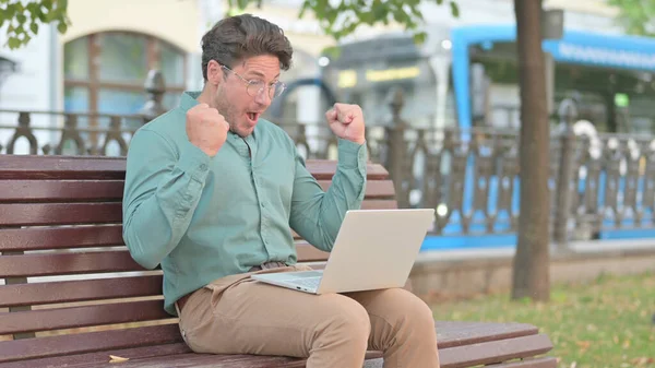Ώριμος ενήλικας που γιορτάζει την επιτυχία ενώ χρησιμοποιεί το Laptop στο Bench — Φωτογραφία Αρχείου