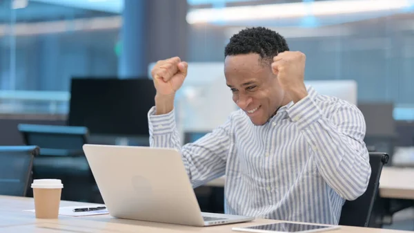 Başarılı Afrikalı İşadamı İş Dizüstü bilgisayarında Kutlama Yapıyor