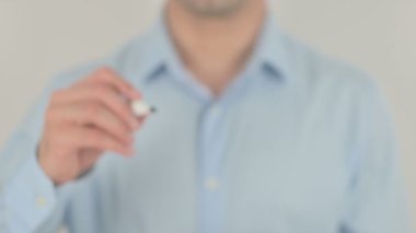 Yaptırımları Durdur, Şeffaf Ekranda Yazan Adam