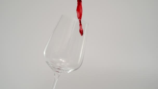 Разливка красного вина в стекло на 1000 кадров в секунду, Медленное движение выстрел с белым фоном — стоковое видео
