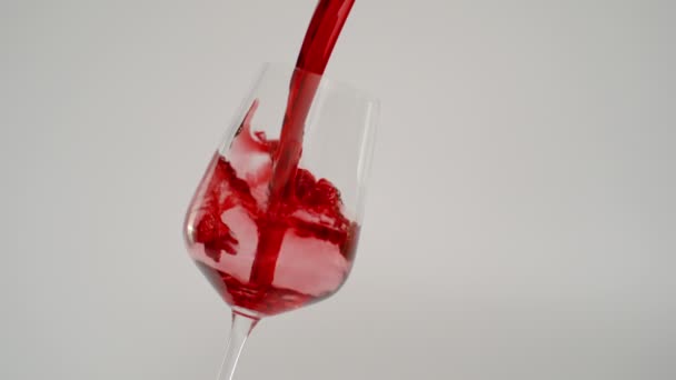 Разливка красного вина в стекло на 1000 кадров в секунду, Super Slow Motion Shot, белый фон — стоковое видео
