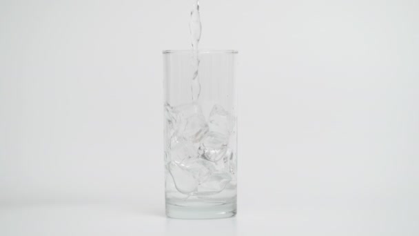 Наливание игристой воды в стекло, 1000 кадров / с медленным движением — стоковое видео