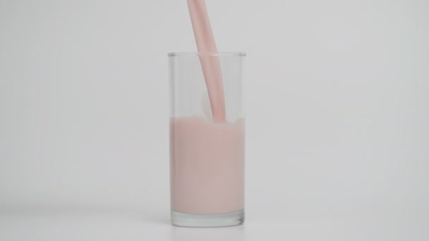 Movimiento lento de verter leche en vaso lleno a 1000 fps — Vídeo de stock