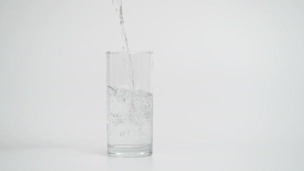 Langzame beweging van stromend water in glas met ijs, 1000 fps — Stockvideo