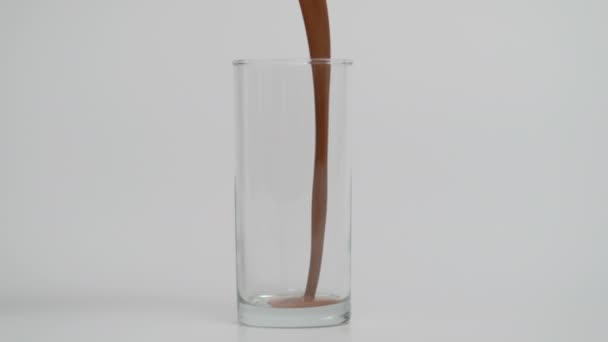 ガラスにチョコレートミルクを注ぐの超スローモーション — ストック動画