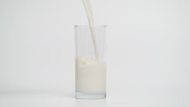 Mouvement lent de verser du lait en verre à 1000 ips — Video