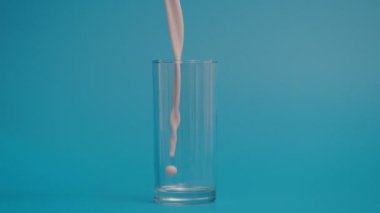 Süper Yavaş Süt Dökme Hareketi Cam, Mavi Arkaplan
