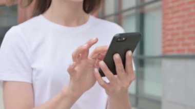 Sokakta Yürürken Akıllı Telefon Kullanan Kadın 'ın Kapanışı