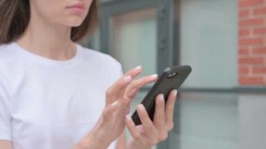 Sokakta Yürürken Akıllı Telefon Kullanan Kadın 'ın Kapanışı
