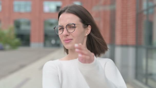 Mujer joven mostrando ningún signo por gesto de brazo — Vídeo de stock