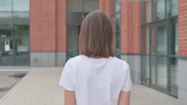 Gros plan Prise de vue des pieds de jeune femme marchant sur la chaussée, vue de dos — Video