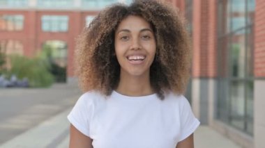 Genç Afrikalı Kadın Kameraya El sallıyor