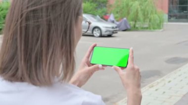 Yeşil Ekran ile Akıllı Telefon Kullanan Yürüyen Kadın