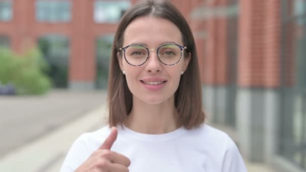 Jonge vrouw toont duimen omhoog teken, Buiten — Stockvideo