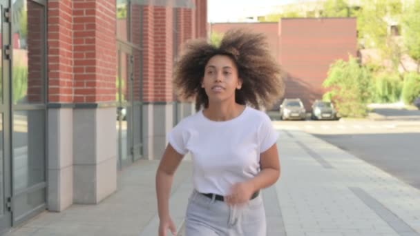 Rallentatore di giovane donna africana che corre in strada — Video Stock