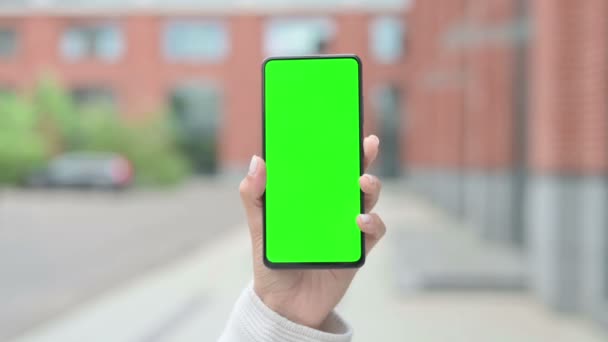 Vrouw Holding Smartphone met Green Chroma Screen — Stockvideo